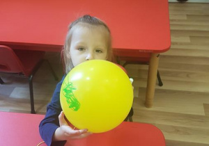Julka maluje balona.